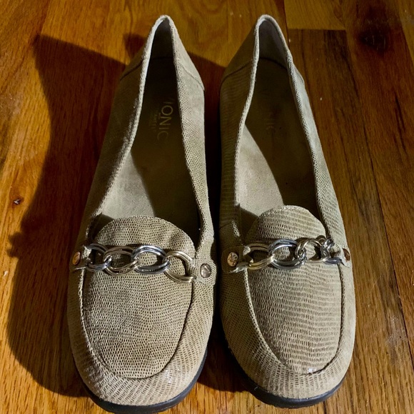 VIONIC ORTHAHEEL gently worn loafers. Size 8. - Picture 2 of 6